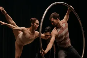 Recensione fusioni tra danza e circo contemporaneo: le contaminazioni che rendono ogni performance unica