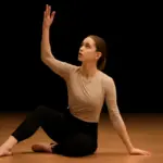 Recensione performance minimaliste nella danza contemporanea: come la semplicità valorizza talento e narrazione