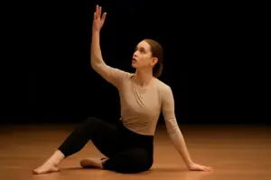 Recensione performance minimaliste nella danza contemporanea: come la semplicità valorizza talento e narrazione