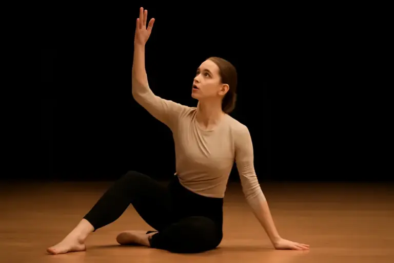 Recensione performance minimaliste nella danza contemporanea: come la semplicità valorizza talento e narrazione